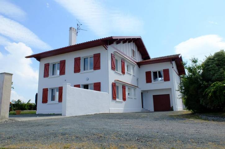Gîte pour 14 personnes, avec piscine ainsi que vue et jardin à Ahetze - 3
