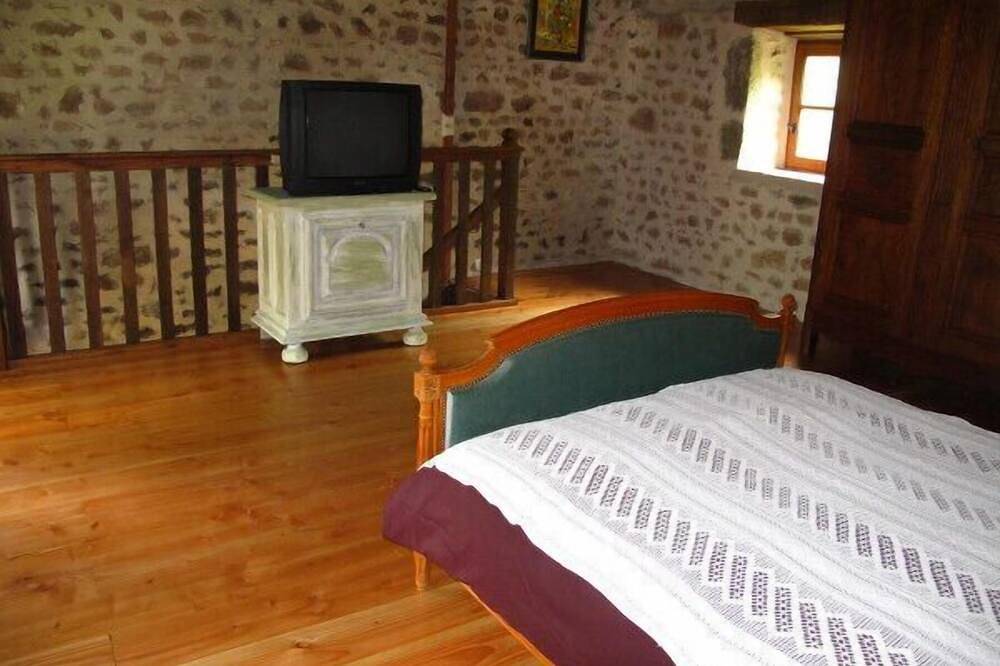 Gîte couple+enfants sur domaine de 43 hectares avec un étang poissonneux de 3 ha in Saint-Yrieix-la-Montagne, Parc Naturel Régional de Millevaches en Limousin