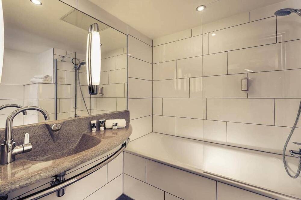 Ganze Wohnung, Sonntag Saarbrücken Süd Doppelzimmer mit Sessel in Saarbrücken, Saargau