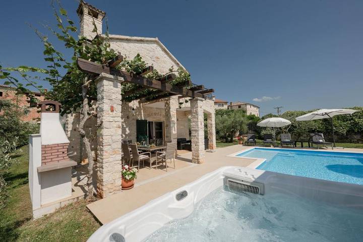 Villa pour 6 personnes, avec terrasse et jacuzzi ainsi que jardin et piscine, animaux acceptés à Barat - 2