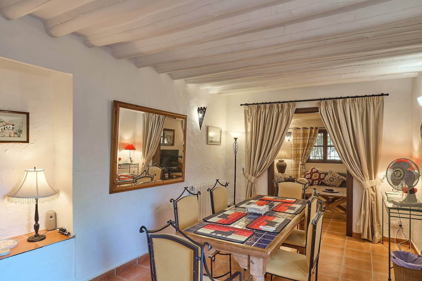 Casa Vacacional '3 Dormitorios' con Vista a la Montaña, Piscina Compartida y Wi-Fi in Fuente del Conde, Iznájar