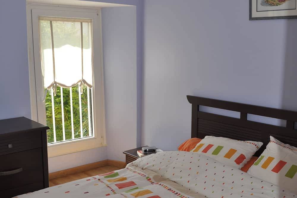 House located in the city center and close to the beach in Donville-les-Bains, Côte de la Déroute