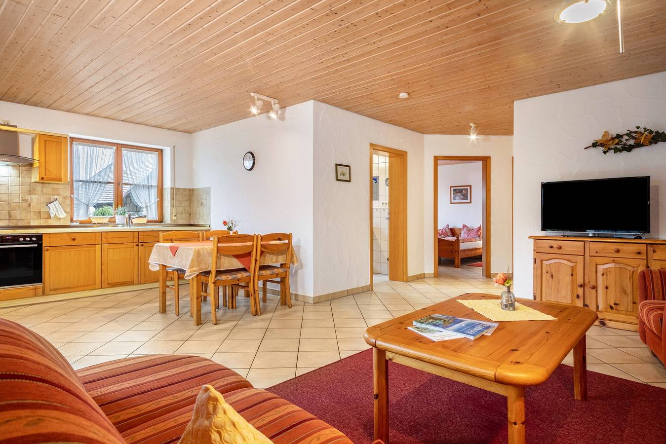 Ganze Wohnung, Ferienwohnung 1, 73qm mit privater Terrasse, Gemeinschaftsgarten und Wlan in Kressbronn am Bodensee, Region Bodensee-Oberschwaben