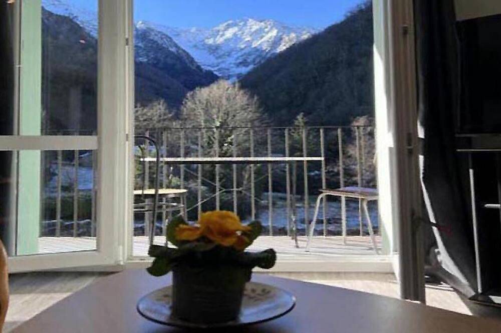 Appartement entier, Ariège calme dépaysement montagne repos randonnée animaux de compagnie acceptés in Couflens, Parc naturel régional des Pyrénées ariégeoises