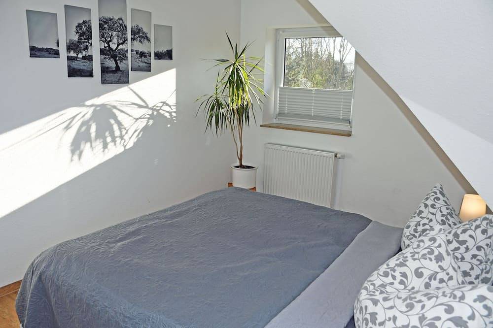 Ganze Wohnung, Ferienwohnungen in Lipsitz auf Rügen - Ferienwohnung Rapsblüte mit Kamin und in Thesenvitz, Bergen auf Rügen