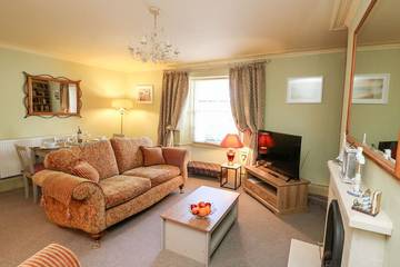 Log Cabin for 2 People in Plymouth, South West England, Photo 4