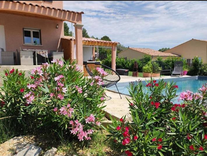 Location de vacances pour 5 personnes, avec piscine ainsi que vue et jardin à Peyruis - 3