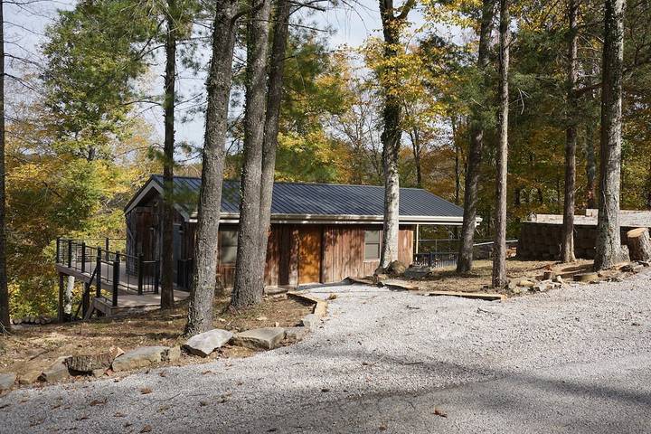 Vacation house for 2 people, with balcony in Lake Cumberland