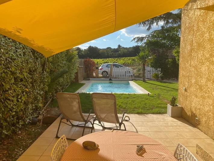Location de vacances pour 8 personnes, avec Terrasse et Jardin ainsi que Piscine et Vue à Valliguières
