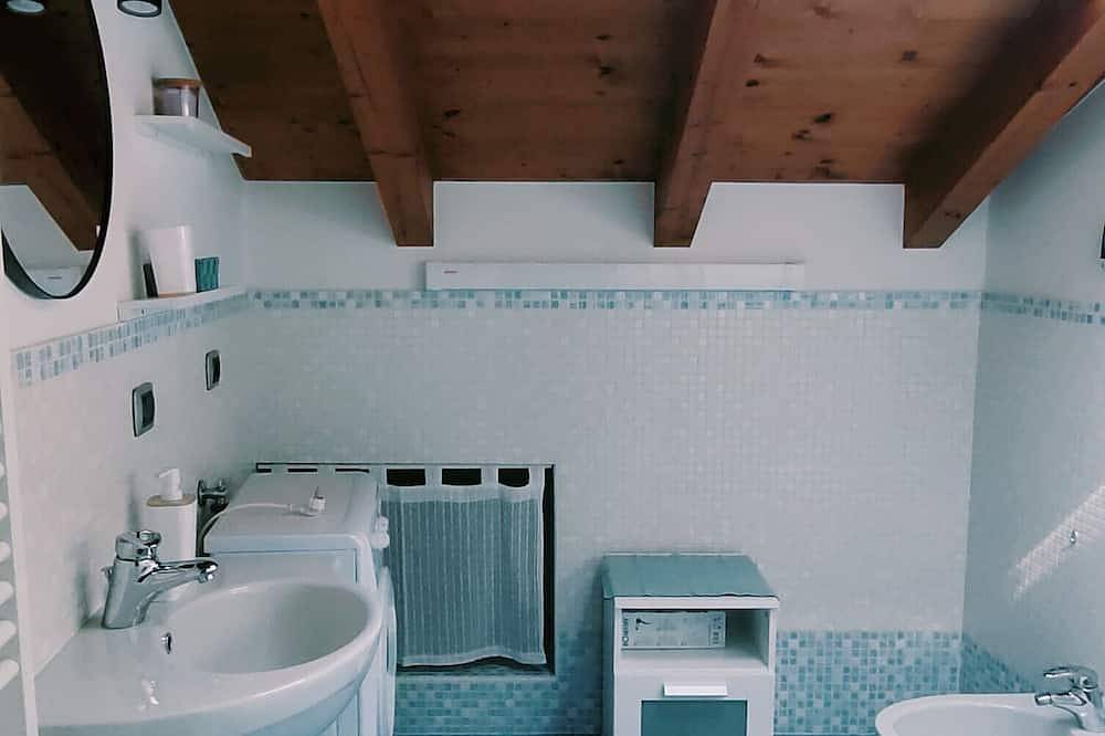 Ganze Wohnung, Two-room apartment in the historic center, wonderful view of lake and mountains. in Lovere, Iseosee