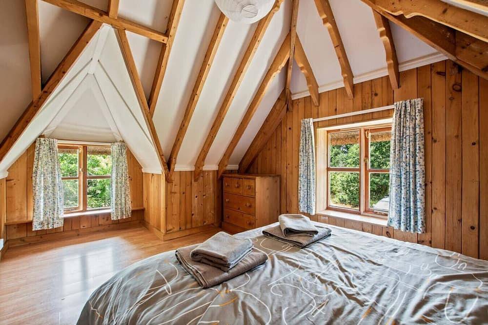Charming thatched countryside hideaway with beams and garden access in Fordingbridge, Hampshire