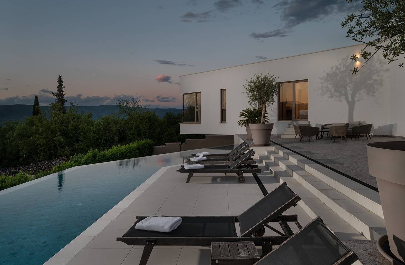 Luxusvilla Blue mit beheiztem Pool, Sauna, Tennisplatz, Minigolf, stilvoll, familienfreundlich, Panoramablick in Imotski, Makarska Riviera