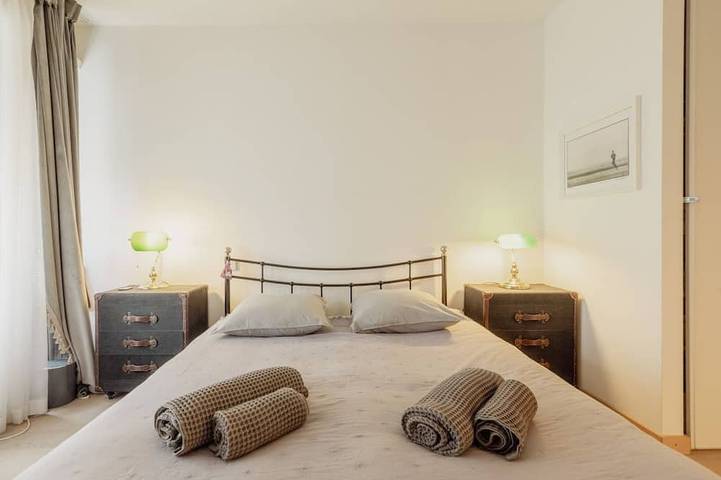 Entire apartment, Appartement Spacieux à 15 Minutes du jet D'eau in Eaux-Vives, Genève