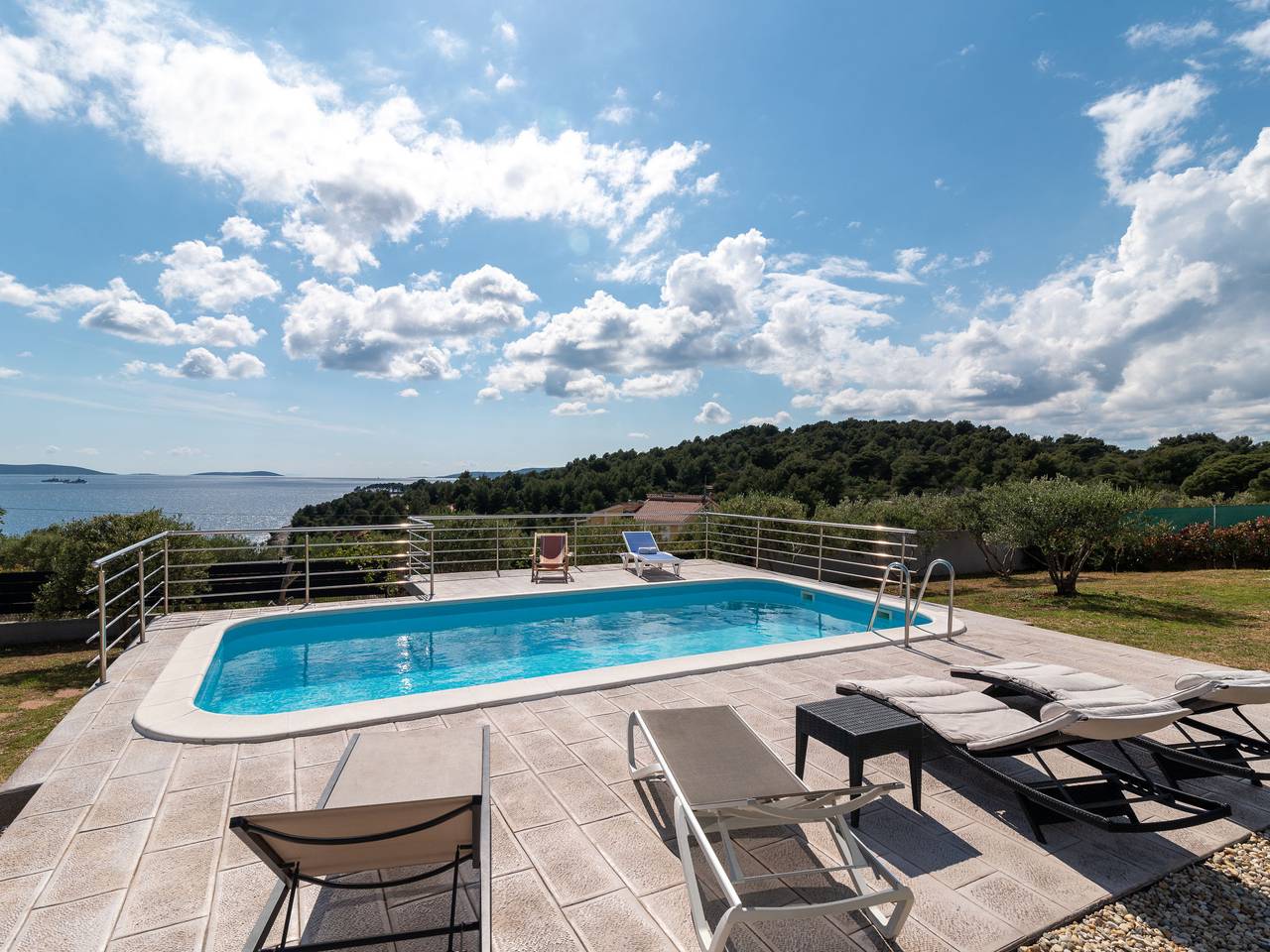 Ria with heated pool in Okrug Gornji, Ciovo