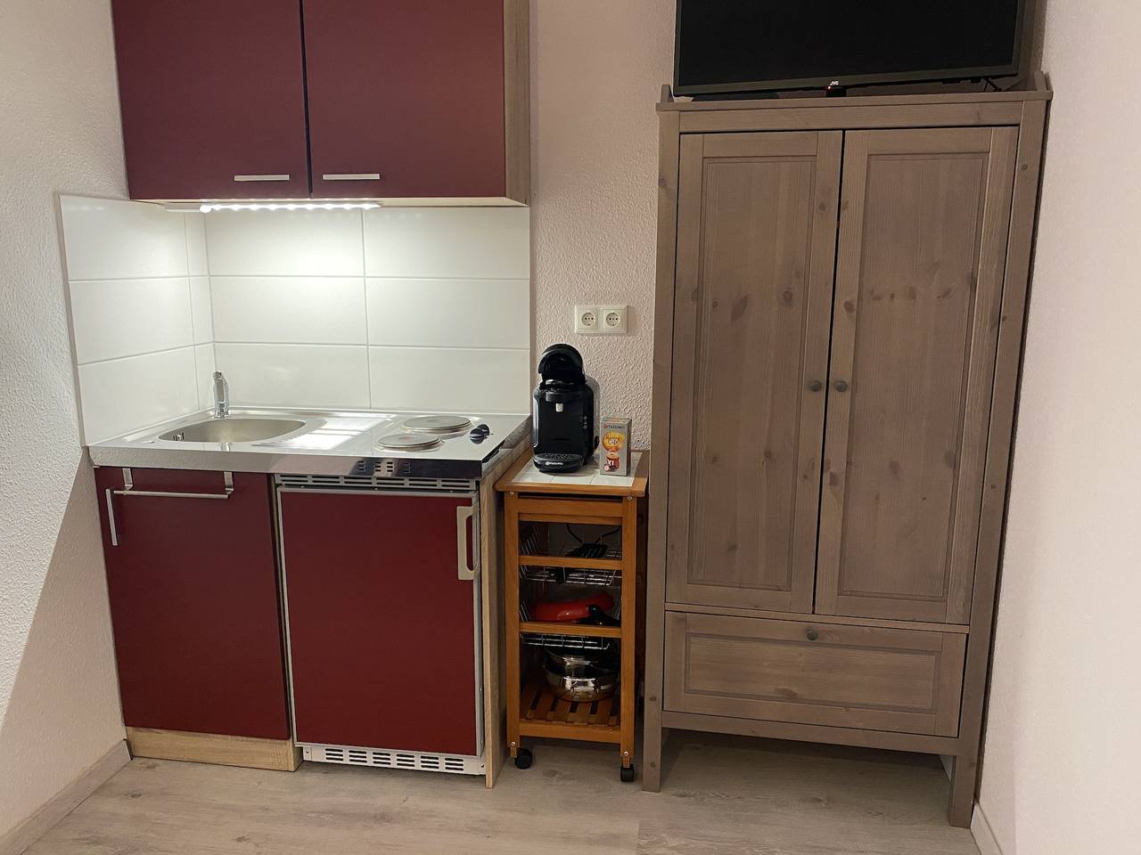 Ganze Ferienwohnung, Ferienwohnungen Clara - Leo Fewo1 mit komb.Wohn-Schlafr.,20m²,Kochnische,Bad mit Du+Wc,1.Og in Arnstadt, Thüringer Kernland