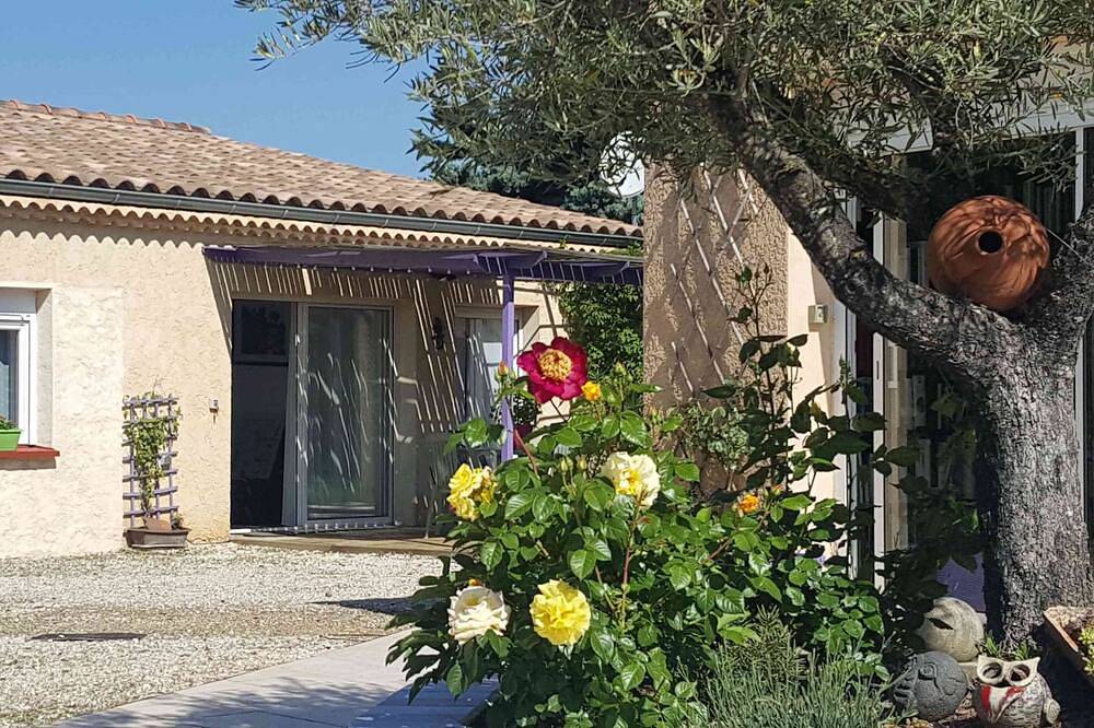 Gîte 4 *, avec piscine chauffée , sauna, espace fitness, pergola, sud Ardèche in Saint-Remèze, Privas (arrondissement)