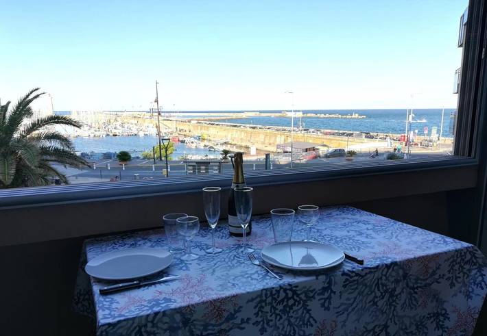 Gîte pour 2 personnes, avec Balcon et Terrasse ainsi que Piscine et Vue dans Port de Sète - 2
