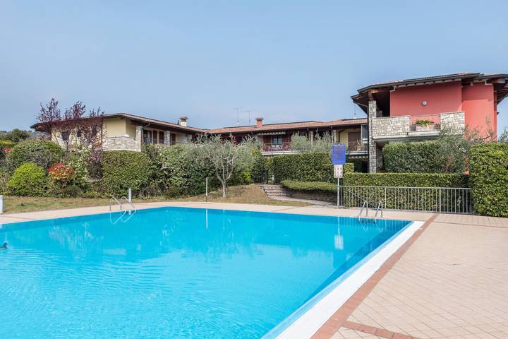 Appartamento intero, Appartamento Borgo delle Colline con piscina, terrazza e Wi-Fi - animali ammessi in Manerba del Garda, Prealpi Gardesane