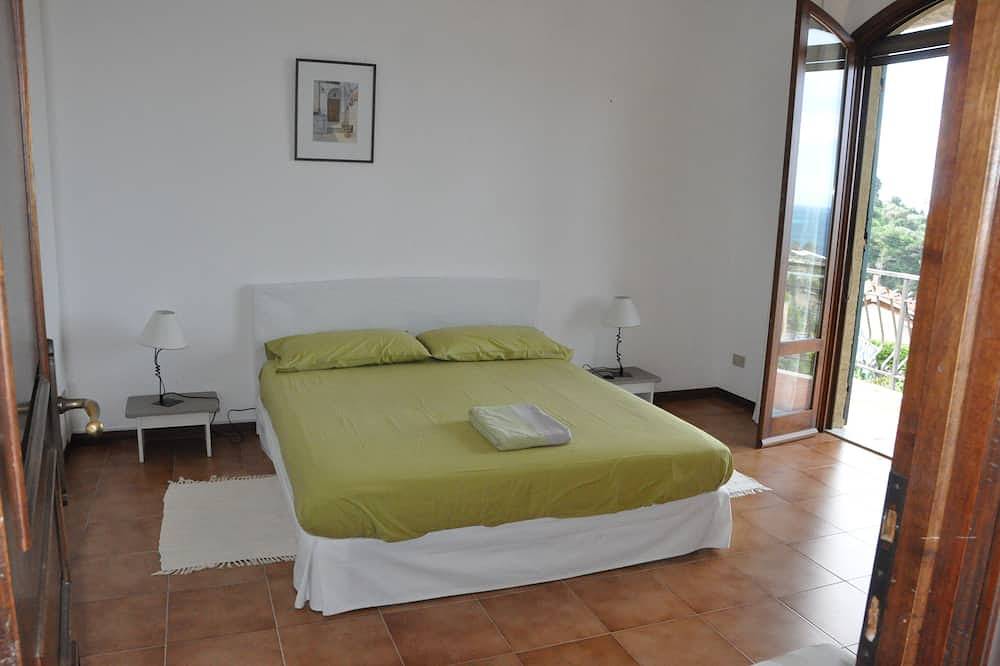 Geheel appartement, Apartment in semi-detached house, quiet location, sea view in Ospedaletti, Ospedaletti Gemeente