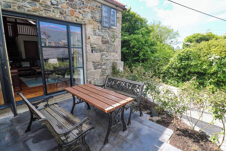 Log cabin for 4 people, with garden in Mullion