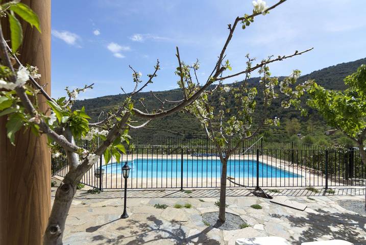 Holiday Home 'Casa Rural Museo' with Mountain View, Shared Pool and Wi-Fi in Laroya, Cordillera Penibética