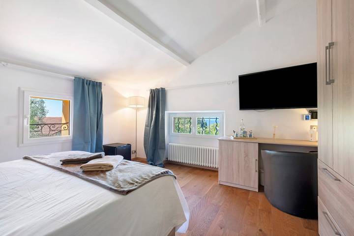 Chambre Iris 22 m² klimatisiert im Obergeschoss, Gemeinschaftsküche, -wohnzimmer & Garten in Grasse, Mittelmeerküste (Frankreich)