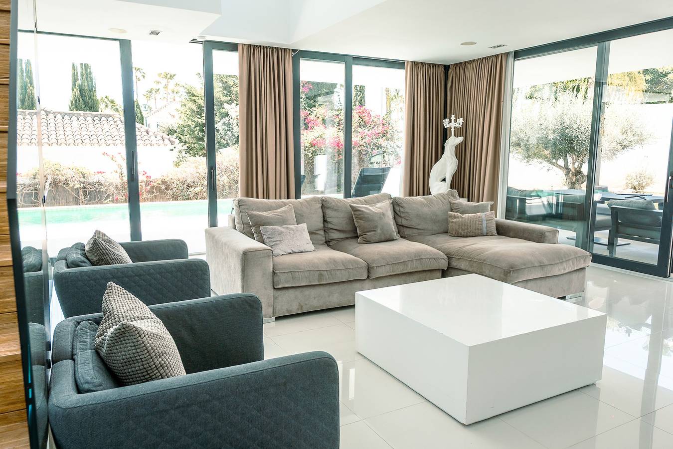 Villa 'Azur' with Sea View, Wi-Fi and Air Conditioning in Nueva Andalucia Golf Valley, Marbella