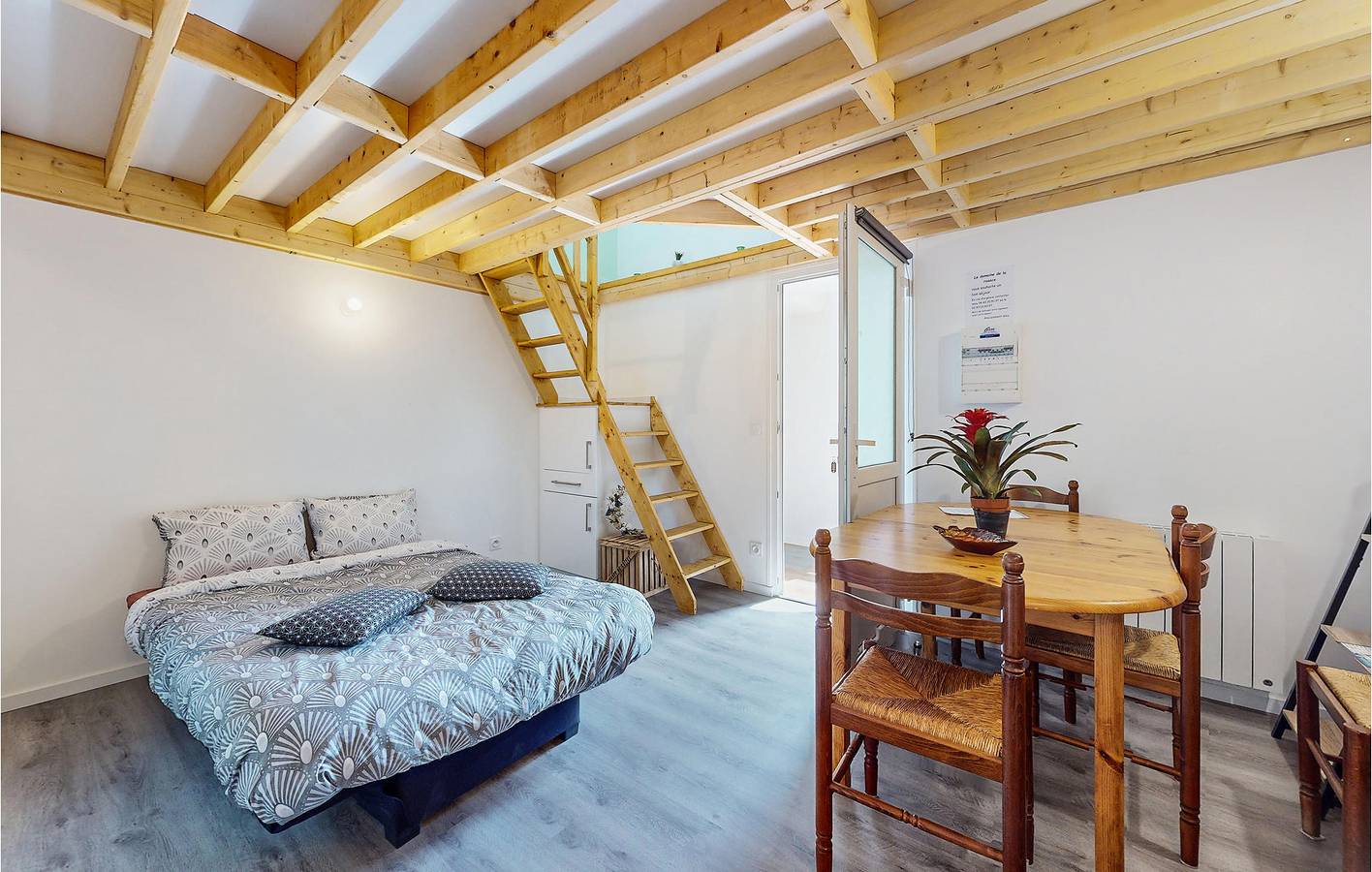 Appartement de vacances entier, Charmant Riverside 2.5km, WiFi gratuit, Parking in Neuilly-le-Vendin, Parc naturel régional Normandie-Maine