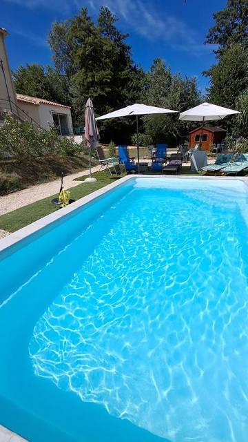 Gîte pour 2 personnes, avec vue ainsi que terrasse et piscine à Les Mages