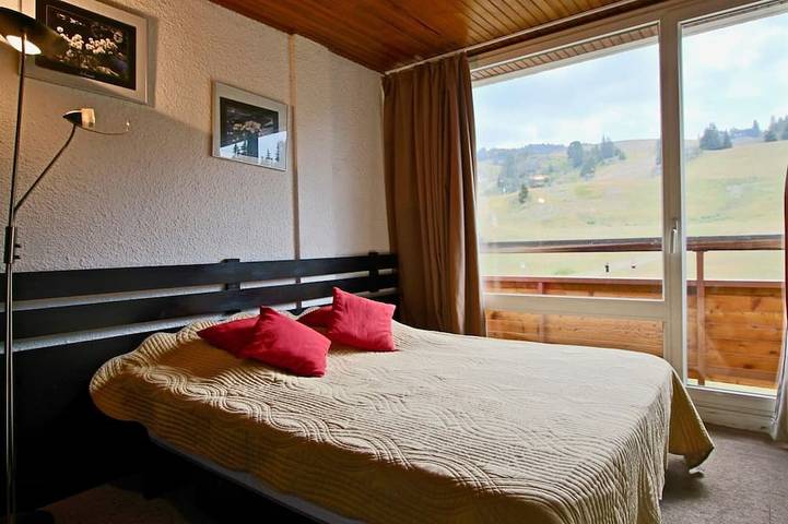 Entire apartment, 2-room cabin apartment at the foot of the slopes, East sector, 6 pers. Non-smoking. Equipped kitchen in Chamrousse, Écrins National Park