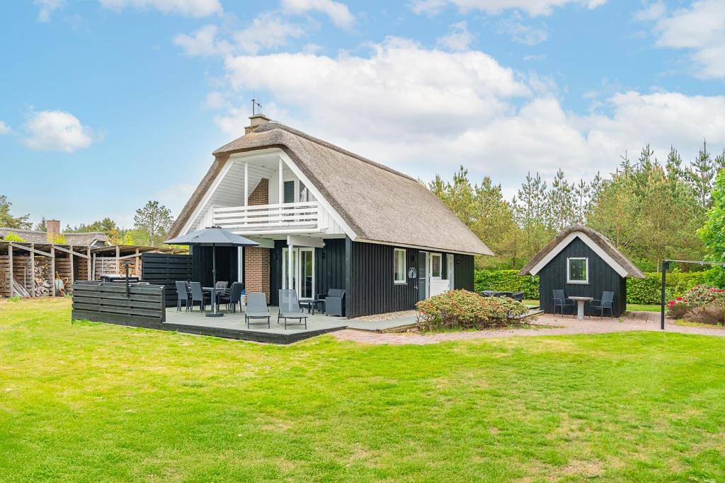 Reetgedecktes Ferienhaus auf einem idyllischen, 3000 m² großen eingezäunten Naturgrundstück in Nørre Nebel, Varde