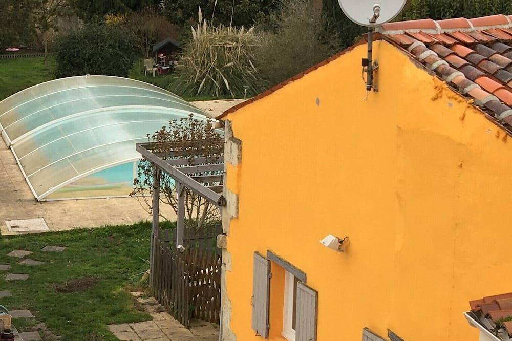 Well-equipped gîte with swimming pool, large garden, garden furniture x2, barbecue, in Saint-Jean-d'Angély, Saint-Jean-d'Angély region