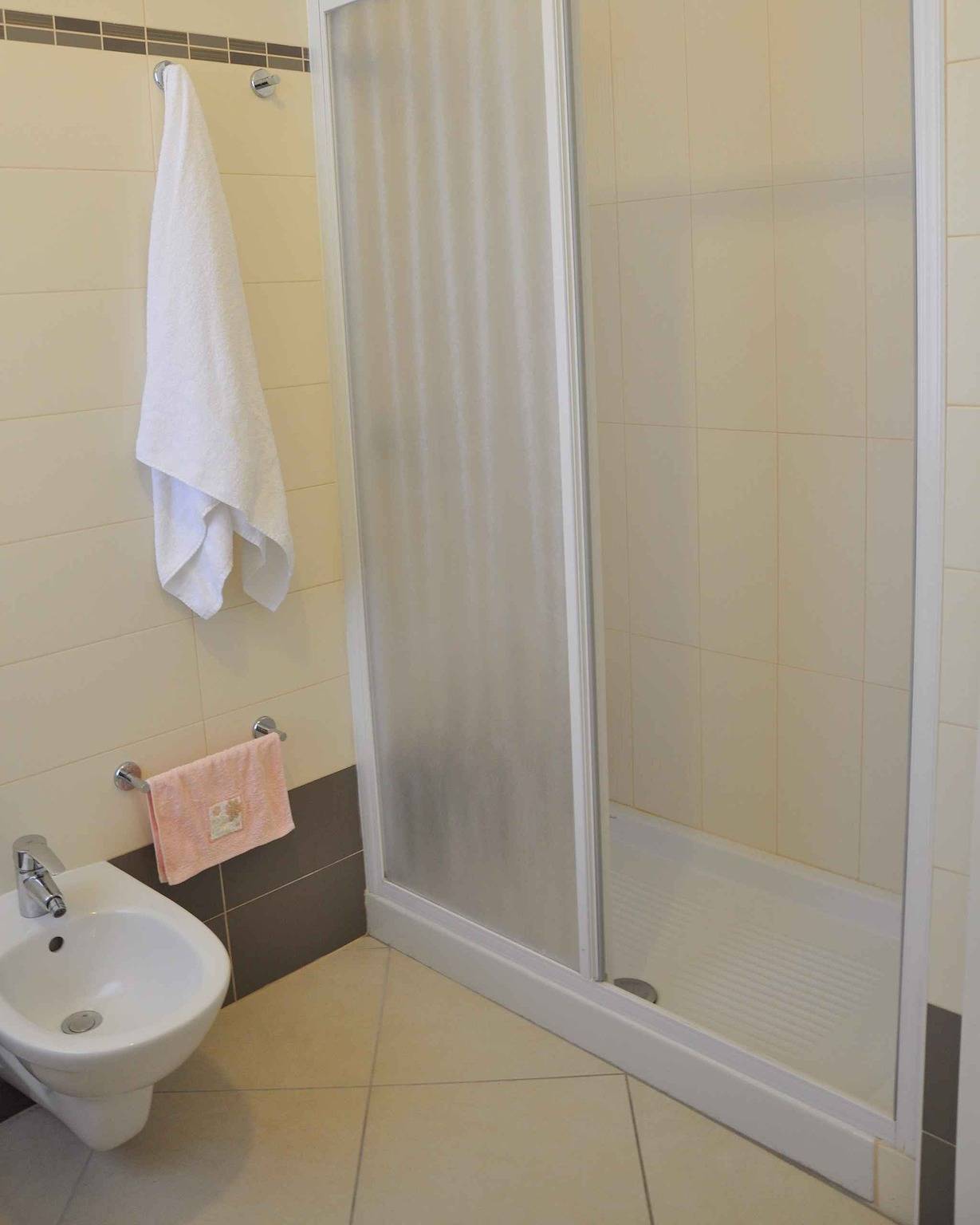 Geheel vakantieappartement, Vakantiewoning met een buitenzwembad en Wifi in Lazise, Garda Bergen