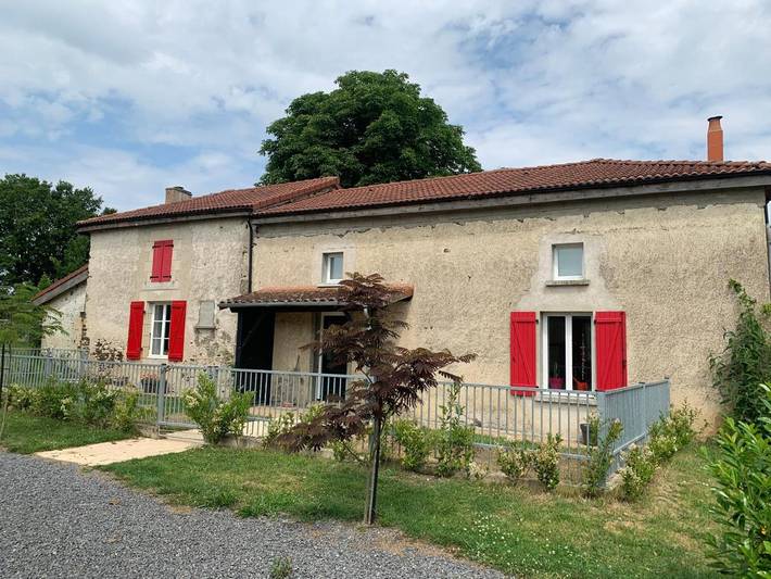 Cottage pour 2 personnes, avec jardin ainsi que terrasse et vue, animaux acceptés à Bussière-Poitevine