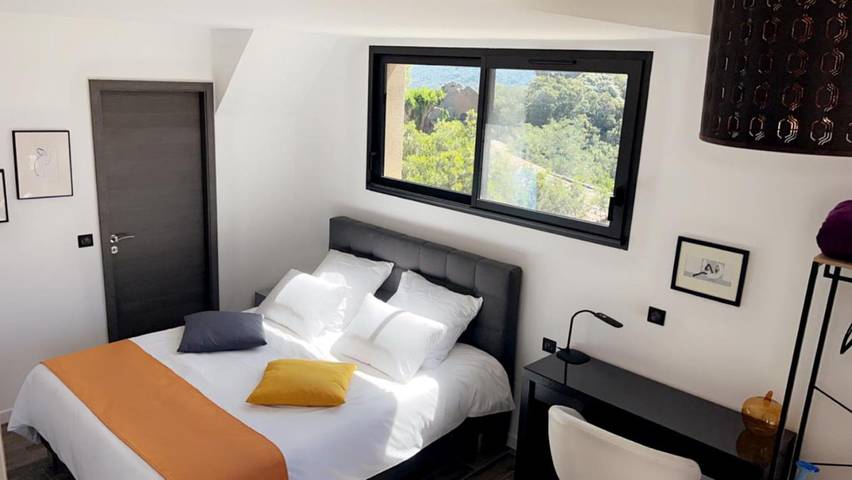 Gîte pour 4 personnes, avec terrasse ainsi que vue et piscine à Grossa - 2