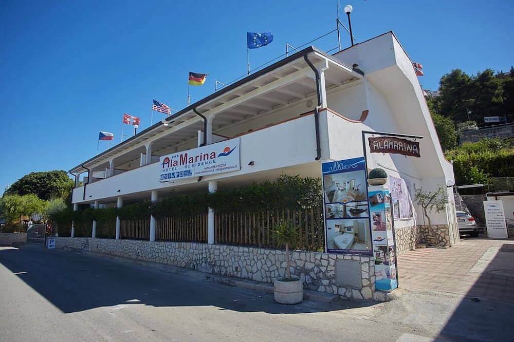 Entire apartment, Apartment in Apulia with one room and terrace for 5 people in Peschici, Peschici region
