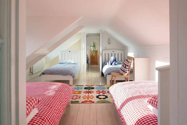 Holiday rental for 14 people, with hot tub and garden as well as balcony in Rhosneigr