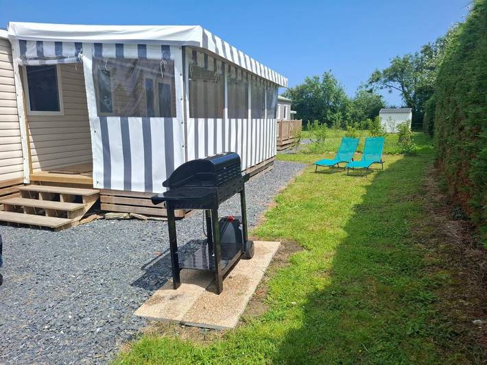 Parc de vacances pour 6 personnes, avec Terrasse ainsi que Jardin et Piscine
