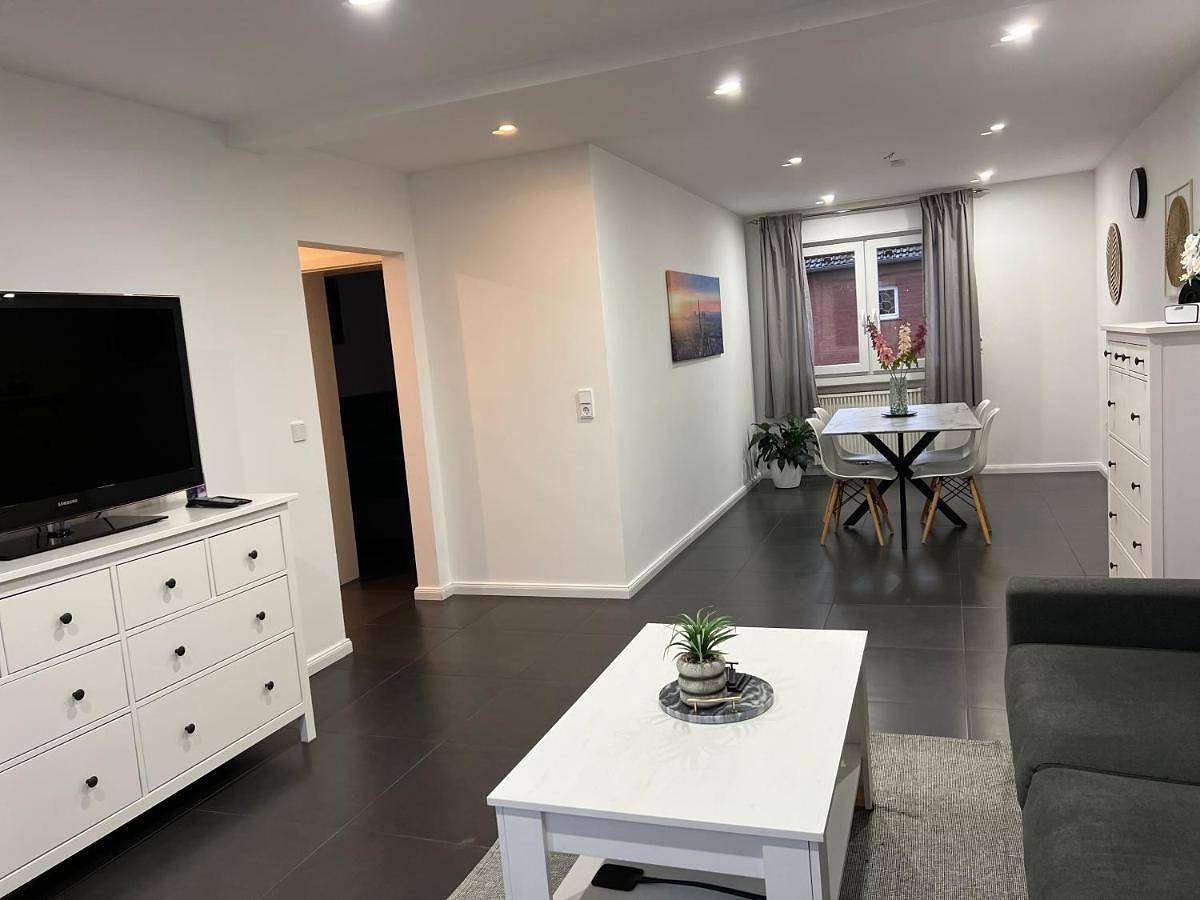 Ganze Wohnung, Elegante Apartment in Erftstadt mit Balkon, Zentral, Bahnhof nah, Phantasialand Brühl bei Cologne in Liblar, Erftstadt