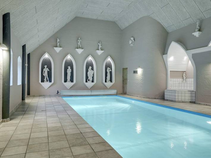 Ferieudlejning for 30 personer, med terrasse og pool samt sauna i Limfjorden
