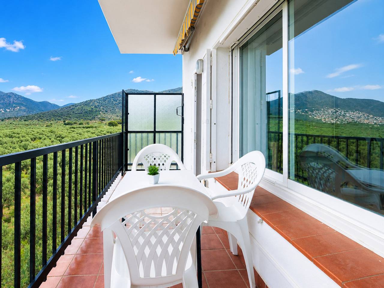 Entire apartment, Bright apartment with pool and parking in Roses in Roses, Upper Empordà