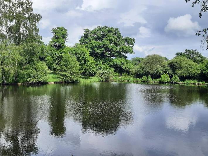 Location de vacances pour 3 personnes, avec vue et jardin ainsi que terrasse et vue sur le lac dans Javerdat - 3