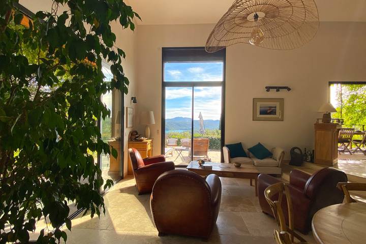 Location de vacances pour 8 personnes, avec piscine ainsi que jardin et vue sur le lac, adapté aux familles à Montauroux - 3