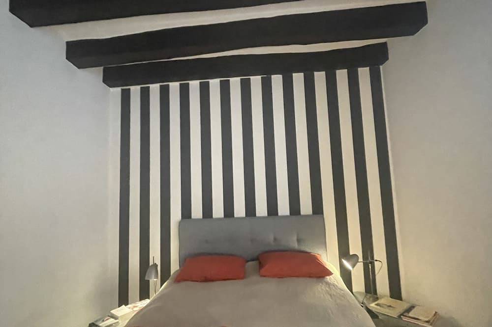 Appartement entier, Appartement ancien au calme en plein cœur du vieux Tours avec parking privé in Tours, Région de Tours
