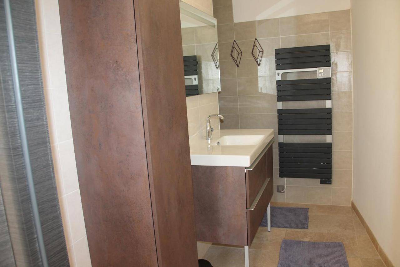 Double Room with Private Bathroom in Villeneuve-lès-Avignon, Région de Nîmes