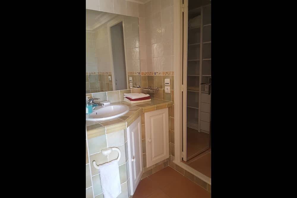 Apartamento entero, Permanente Casa vista a la piscina wifi mar Aparcamiento in Saint-André-de-la-Roche, Nizza Region