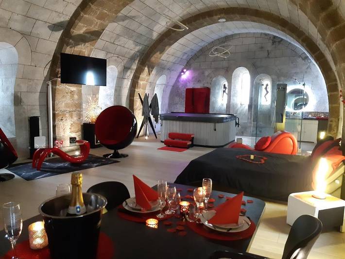 Hôtel pour 2 personnes, avec terrasse et jacuzzi à Ambrières-les-Vallées - 2