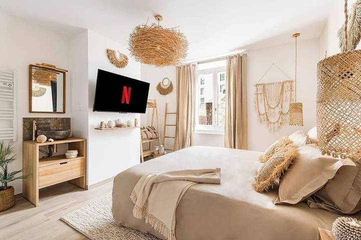 Entire apartment, The Bali Room Balneo Saint Etienne in Saint-Étienne, Loire