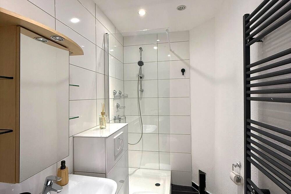 Entire apartment, Ground floor apartment Wiesbaden city center 2 rooms kitchen bathroom in Wiesbaden, Rheingau