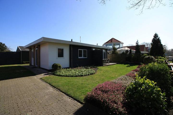 Chalet voor 6 personen, met terras en balkon/terras in Oostkapelle